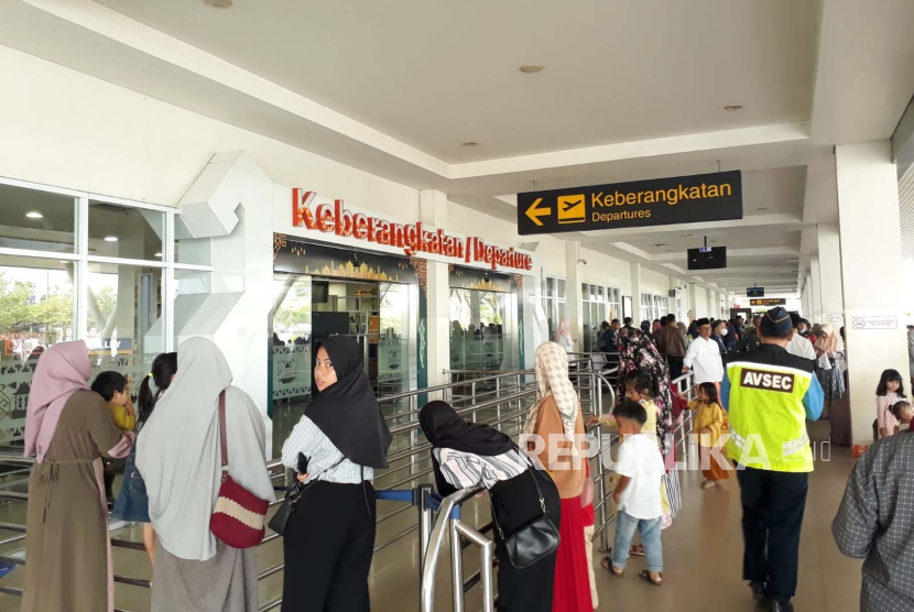 Kemenhub sedang mengevaluasi status Bandara Internasional Radin Inten II Branti Lampung yang diprediksi turun kelas menjadi bandara domestik. 