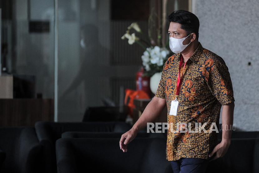 Kepala Badan Pelayanan Pajak Daerah (BPPD) Kabupaten Sidoarjo, Ari Suryono berjalan saat jeda pemeriksaan di gedung KPK, Jakarta, Jumat (2/2/2024). 