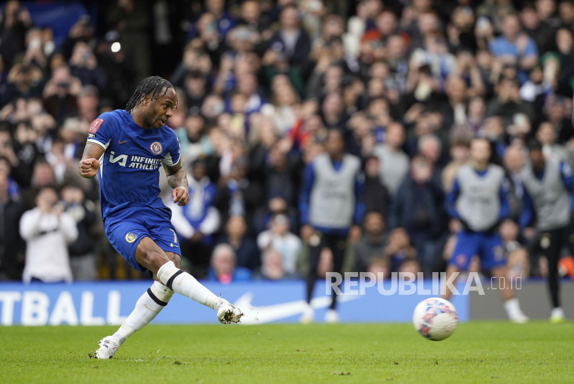 Penyerang Chelsea Raheem Sterling.