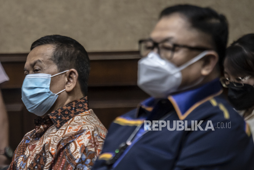 Terdakwa kasus dugaan korupsi pengelolaan dana ASABRI Letnan Jenderal TNI (Purn) Sonny Widjaja (kiri) dan Mayor Jenderal TNI (Purn) Adam Damiri (kanan) bersiap mengikuti sidang dengan agenda pembacaan vonis di Pengadilan Tipikor, Jakarta, Selasa (4/1/2022). 