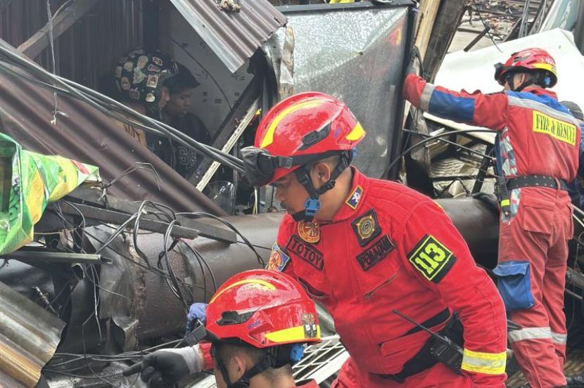 Tim gabungan tangani reklame roboh timpa tiga bangunan di Bandung.