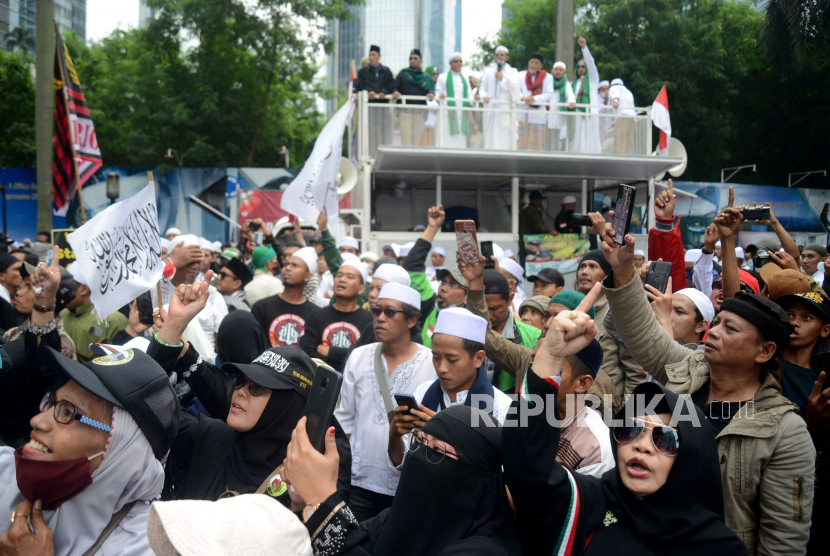 Umat muslim mengikuti aksi bela Al-Quran di Depan Kedubes Swedia, Kuningan ,Jakarta, Senin (30/1/2023). Mereka mengecam Politikus Swedia-Denmark Rasmus Paludan yang membakar Kitab Suci Al-Qur