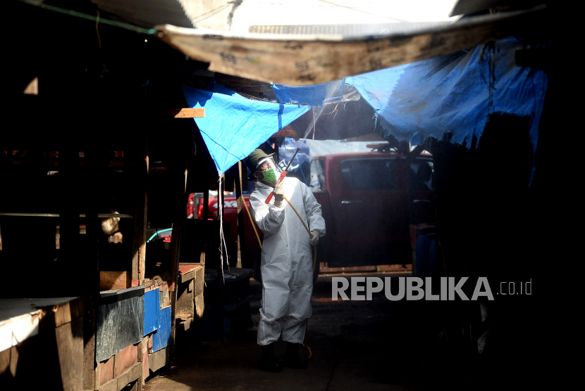 Petugas menyemprotkan cairan disinfektan di area Pasar Cisalak, Depok, Jawa Barat,Senin (1/6). Toko dan pasar tradisional wajib terapkan protokol kesehatan saat PSBB proporsional. Ilustrasi.
