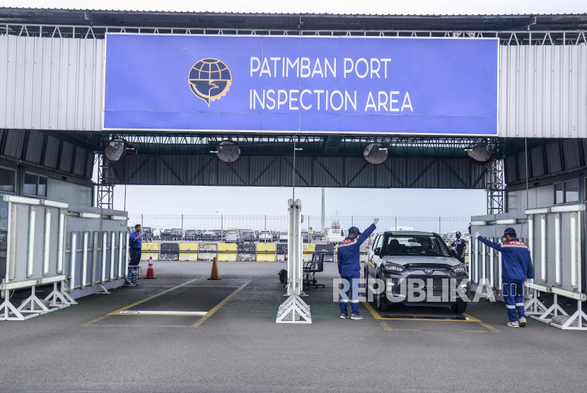 Petugas memeriksa mobil yang akan diekspor di Pelabuhan Patimban, Subang, Jawa Barat, Rabu (28/12/2022). 