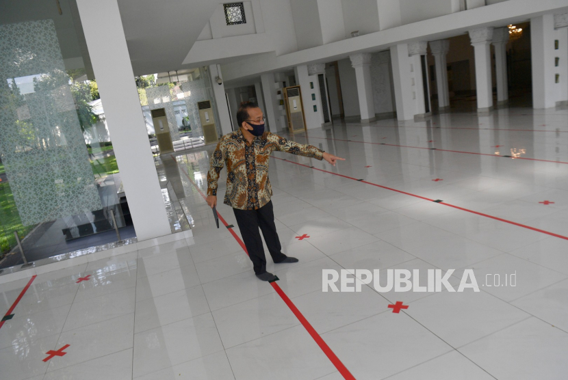 Mensesneg Pratikno menjelaskan penerapan prosedur normal baru di Masjid Baiturrahim, Kompleks Istana Kepresidenan, Jakarta, Kamis (4/6/2020).