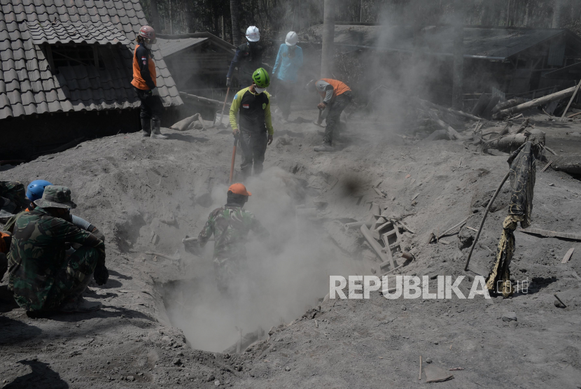 Relawan melakukan proses evakuasi lanjutan korban yang diduga masih tertimbun longsoran material awan panas di Kampung Renteng, Desa Sumberwuluh, Lumajang, Jawa Timur, beberapa waktu lalu.