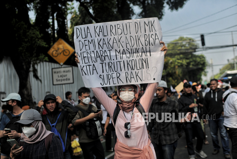 Massa aksi dari berbagai elemen masyarakat dan mahasiswa menggelar unjuk rasa di depan kantor Komisi Pemilihan Umum (KPU), Jakarta, Jumat (23/8/2024). Dalam aksi tersebut, massa aksi mendesak  KPU RI menindaklanjuti dan melaksanakan putusan MK nomor 60/PUU-XXII/2024 dan nomor 70/PUU-XXII/2024 yang berisi tentang ambang batas minimal sebagai syarat parpol atau gabungan parpol untuk mengusung calon kepala daera dalam Pilkada 2024 dan mengatur batas usia calon kepala daerah pada saat pendaftaran di Komisi Pemilihan Umum (KPU). Aksi tersebut juga merupakan bentuk penolakan terhadap tindakan yang dinilai inkonstitusional revisi Undang-Undang Pemilihan Kepala Daerah (UU Pilkada) oleh DPR yang dianggap sebagai ancaman terhadap demokrasi.