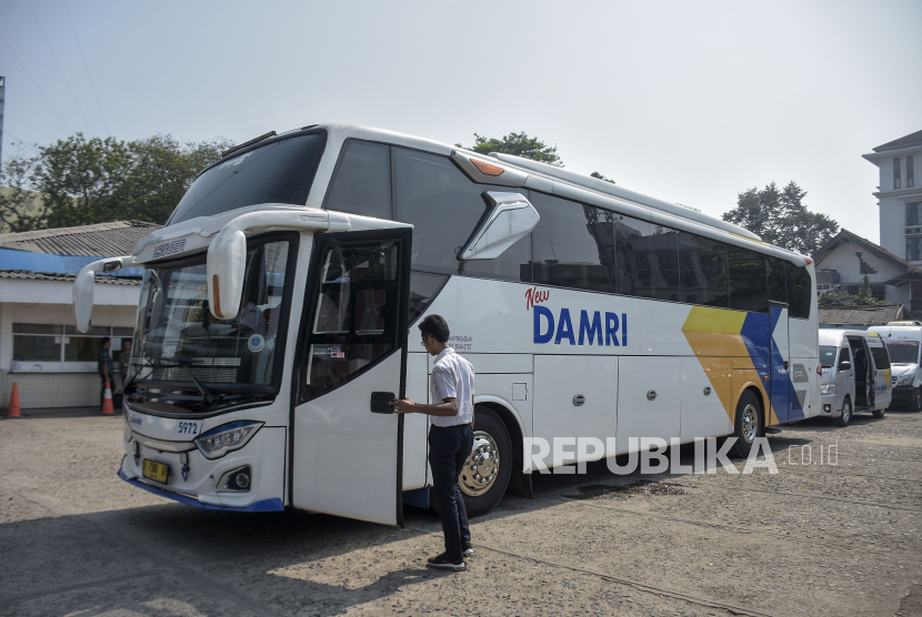 Petugas beraktivitas di dekat bus pengumpan Damri Bandara Internasional Jawa Barat (BIJB) Kertajati di Pool Damri Kebon Kawung, Kota Bandung, Jawa Barat, Selasa (10/10/2023). 