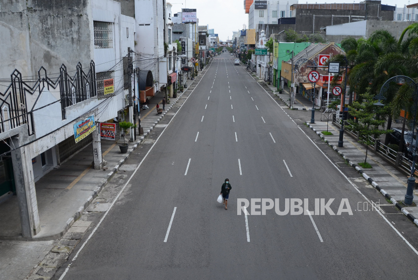 Suasana lengang di Kawasan Alun-alun Kota Bandung, saat diberlakukannya Pembatasan Sosial Berskala Besar (PSBB) hari pertama, Rabu (22/4). PSBB sebagai upaya percepatan penanganan wabah Covid-19 di Bandung Raya rencananya berlangsung hingga 5 Mei 2020