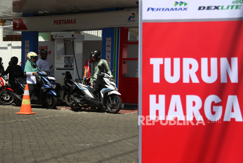 Petugas melayani pengisian bahan bakar minyak (BBM) jenis Pertamax ke sepeda motor di salah satu SPBU Kota Ternate, Maluku Utara, Rabu (4/1/2023). Pemerintah resmi mengumumkan penurunan harga bahan bakar minyak (BBM) jenis Pertamax dari Rp14.200 per liter menjadi Rp13.050.per liter, Pertamax Turbo dari Rp15.200 menjadi Rp 14.180 per liter, dan Dexlite dari Rp18.6500 menjadi Rp16.500. per liter yang mulai berlaku pada 3 Januari 2023 pukul 14.00 WIB seluruh Indonesia . 