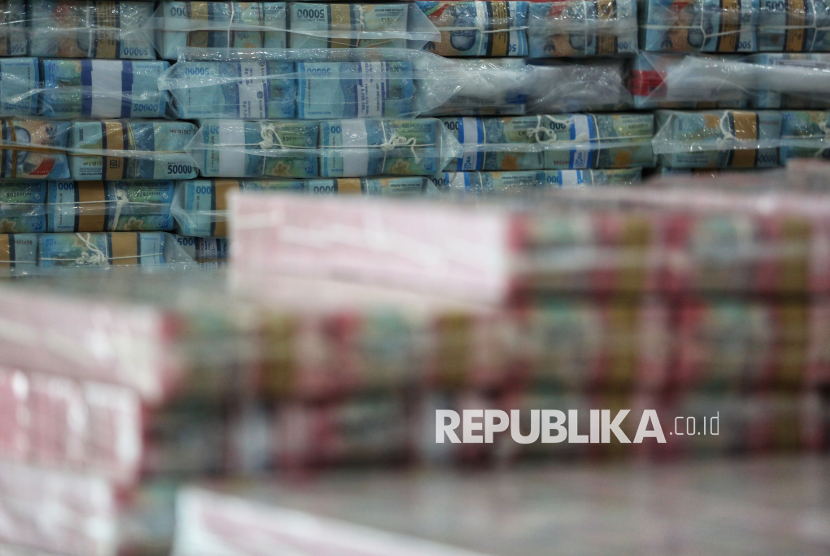 Tumpukan uang hasil penyitaan tindak pidana korupsi dalam pemberian fasilitas crude palm oil (CPO) dan turunannya diperlihatkan saat konferensi pers di Gedung Bundar Jampidus Kejaksaaan Agung, Jakarta, Rabu (2/7/2025). Kejagung menyita Rp1,37 triliun lebih yang merupakan penyerahan dari dua terdakwa korporasi yaitu Musim Mas Group dan Permata Hijau Group terkait kasus korupsi ekspor CPO.