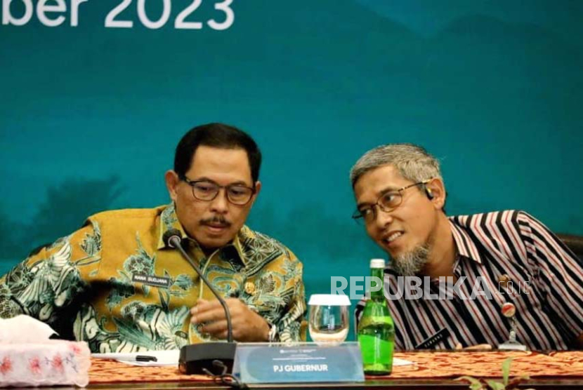 Penjabat (Pj) Gubernur Jawa Tengah, Nana Sudjana (kiri)