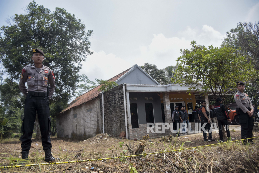 Petugas kepolisian melakukan olah tempat kejadian perkara di Jalancagak, Kabupaten Subang, Jawa Barat. LPSK sebut tersangka pembunuhan Subang, Danu dilindungi karena mendapat ancaman.