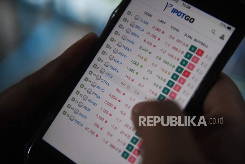 Investor memantau perdagangan saham melalui gawainya (ilustrasi). Saham BMRI, PGAS, ANTM dan TLKM menjadi pilihan BNI Sekuritas pada perdagangan hari ini, Selasa (20/9/2022). 