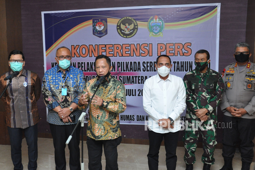 Mendagri Tito Karnavian (ketiga kiri) bersama Ketua Komisi II DPR Ahmad Doli Kurnia (kiri), Anggota Komisi II DPR Junimart Girsang (kedua kiri), Gubernur Sumatera Utara Edy Rahmayadi (ketiga kanan), Kasdam I Bukit Barisan Brigjen TNI Didied Pramudito (kedua kanan) dan Kapolda Sumatera Utara Irjen Pol Martuani Sormin Siregar (kanan) menyampaikan keterangan pers usai menghadiri Rapat Koordinasi (Rakor) Pelaksanaan Pilkada Serentak 2020 di Medan, Sumatera Utara, Jumat (3/7/2020). Pemerintah, DPR dan lembaga penyelenggara pemilu menyepakati bahwa pelaksanaan Pilkada serentak 2020 akan digelar pada tanggal 9 Desember 2020 dengan tetap mengikuti penerapan protokol kesehatan guna mencegah risiko penularan COVID-19. 