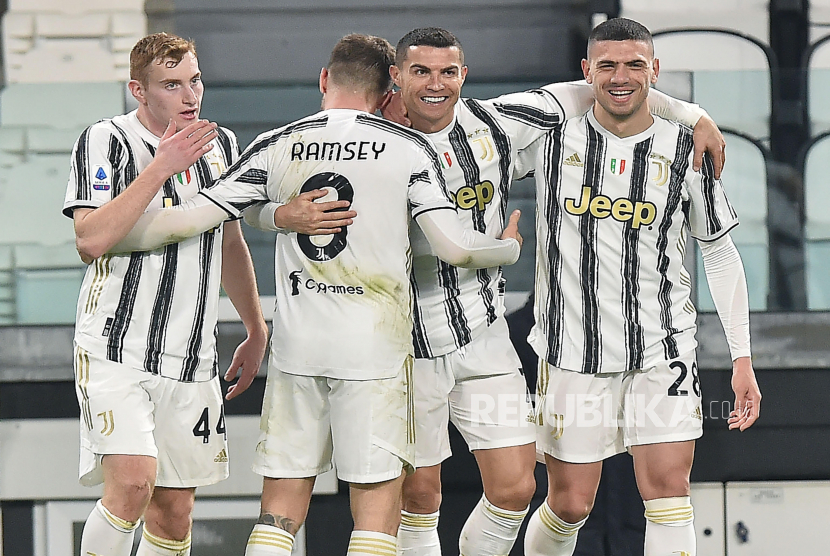 Cristiano Ronaldo (tengah) bersama para pemain Juventus.