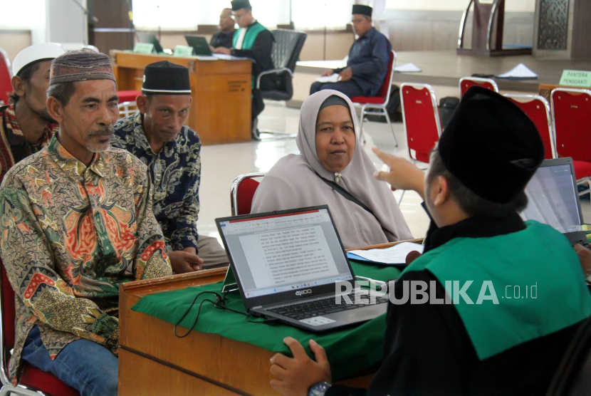 Ilustrasi kegiatan dan pelayanan di pengadilan agama.