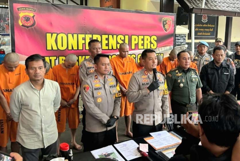 Polres Cimahi melakukan konferensi pers kasus geng motor yang menyerang warga, yang terjadi di Jalan Terusan Sersan Bajuri, Kecamatan Parongpong, Kabupaten Bandung Barat (KBB), Jawa Barat.