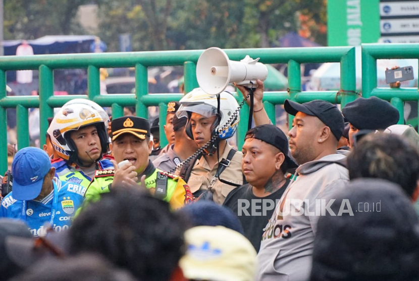 Pengamanan pertandingan sepak bola di Stadion Si Jalak Harupat.