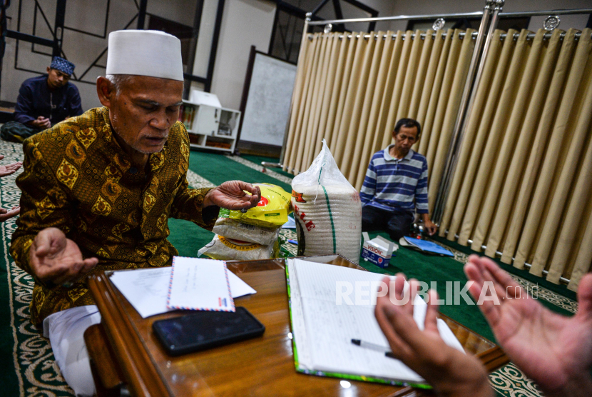 Panitia zakat berdoa bersama dengan mustahik usai melakukan ijab qabul penerimaan zakat di Masjid Uswatun Hasanah, Bandung, Jawa Barat, Jumat (21/4/2023). Badan Amil Zakat Nasional (Baznas) menargetkan pengumpulan zakat di seluruh Indonesia mencapai Rp11 triliun pada saat bulan suci Ramadhan 2023. 