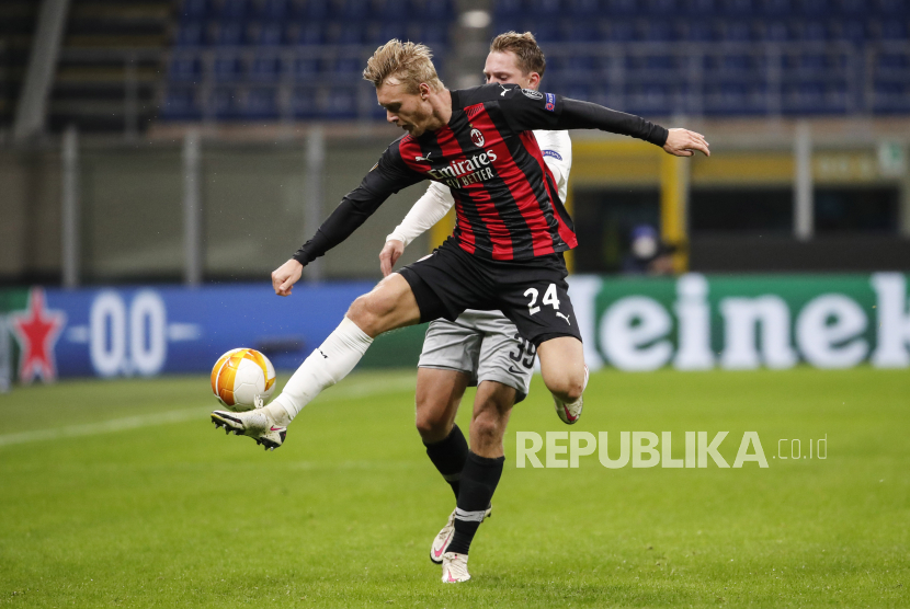 AC Milan Simon Kjaer, challenges for the ball with Spartas Lukas Julis during an Europa League Group H soccer match between AC Milan and Sparta Praha at the San Siro Stadium, in Milan, Italy, Thursday, Oct. 29, 2020. (AP Photo/Antonio Calanni)