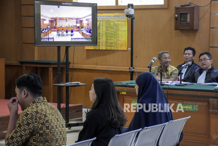 Terdakwa kasus dugaan suap terkait pengadaan CCTV dan penyedia jasa internet pada program Bandung Smart City menjalani sidang lanjutan di Pengadilan Tipikor Bandung, Rabu (20/9/2023).