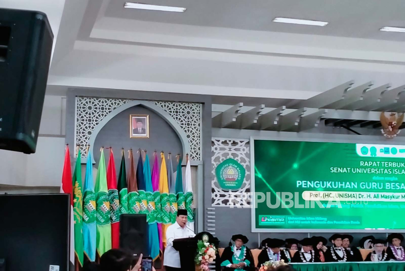Menteri Pertahanan (Menhan) RI, Prabowo Subianto menghadiri kegiatan Pengukuhan Guru Besar Kehormatan di Universitas Islam Malang (UNISMA), Kota Malang, Sabtu (18/11/2023). 