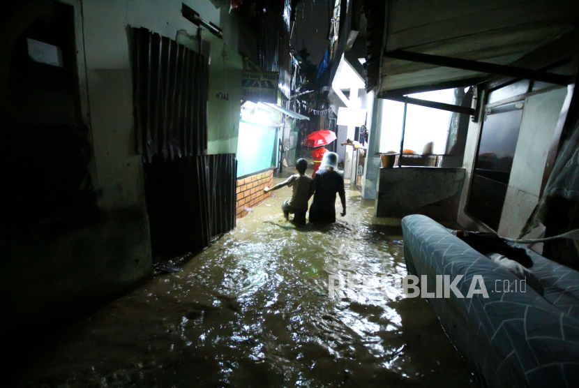 Banjir merendam perkampungan di kawasan Kelurahan Braga, Kecamatan Sumur Bandung, Kota Bandung. Pemkot Bandung memperbaiki tanggul Sungai Cikapundung yang jebol di Kampung Braga.