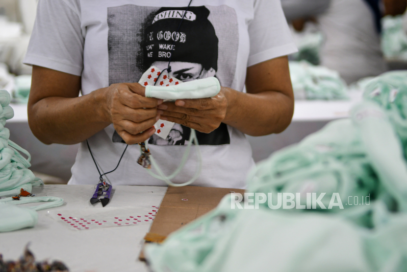Pekerja perempuan memproduksi alat pelindung diri sebuah perusahaan garmen saat kunjungan Menteri Ketenagakerjaan Ida Fauziyah  di Jakarta, Rabu (1/7/2020). Kunjungan Menaker tersebut guna memastikan pekerja perempuan pada sektor industri tidak mendapatkan perlakuan diskriminatif serta untuk mengecek fasilitas laktasi dan perlindungan kesehatan bagi pekerja terutama saat pandemi COVID-19. ANTARA FOTO/M Risyal Hidayat/aww.