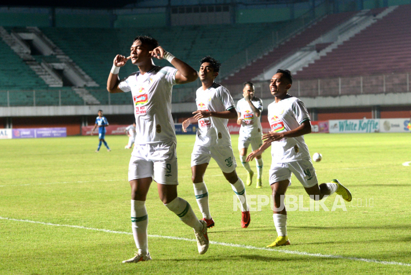 Penyerang PSS Saddam Gaffar melakukan selebrasi usai mencetak gol ke gawang Persib pada pertandingan Semifinal Pertama Piala Menpora 2021 di Stadion Maguwoharjo, Sleman, Yogyakarta, Jumat (16/4) malam.