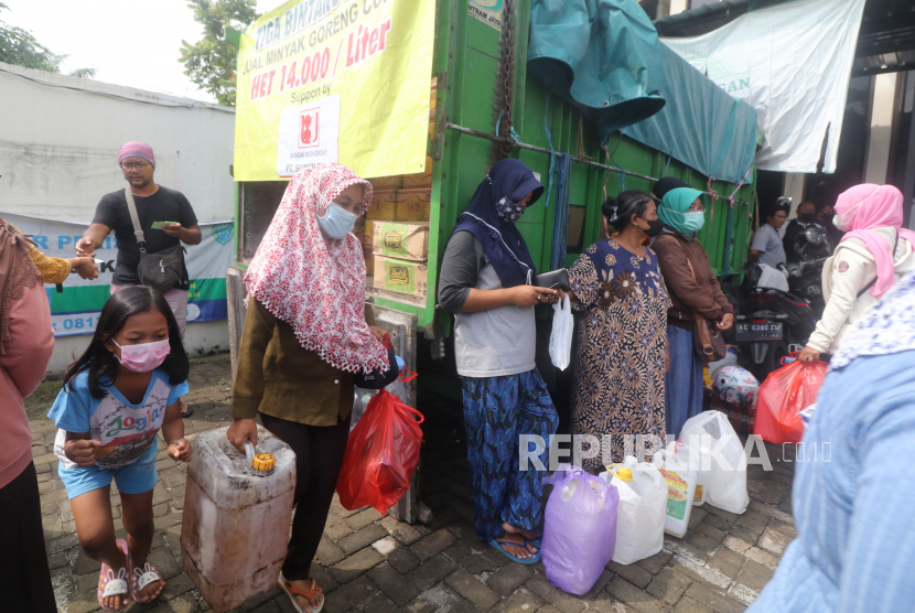 Warga antre membeli minyak goreng curah bersubsidi. (ilustrasu)