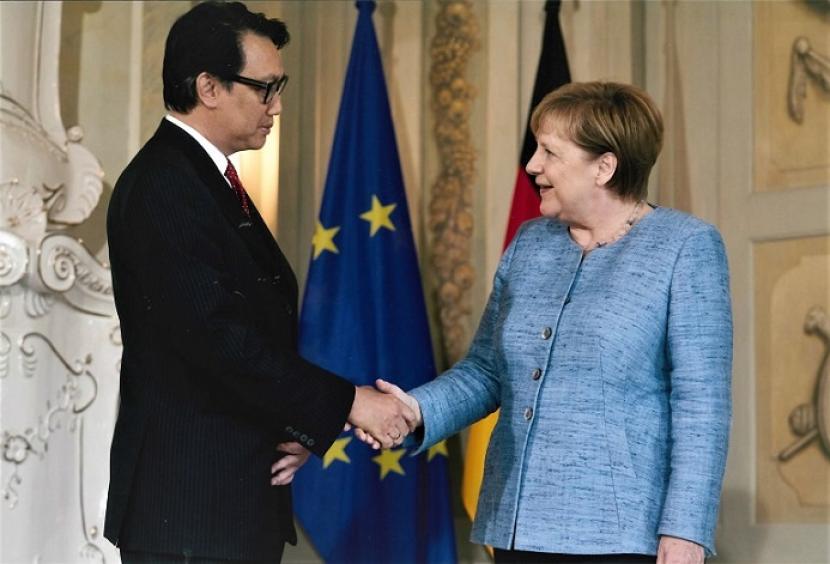 Dubes Arief  Havas Oegroseno bersama Kanselir  Jerman Angela Markel (Foto: Kedubes RI di Jerman).