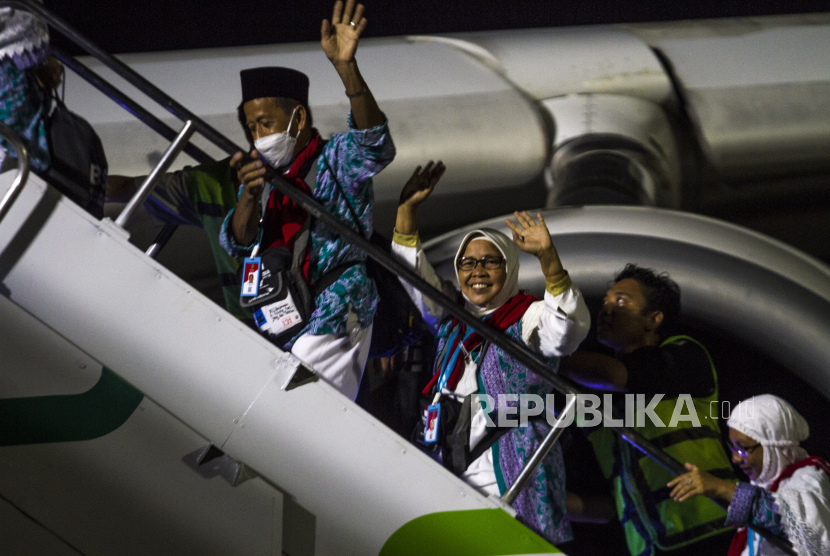 Jamaah calon haji melambaikan tangan saat menaiki tangga menuju pesawat Airbus 330-300 di Bandara Internasional Syamsudin Noor, Banjarbaru, Kalimantan Selatan, Minggu (12/6/2022) malam. Hasil Kunjungan Dirjen PHU ke Saudi: Bandara Kertajati Diminta Lengkapi Persyaratan Haji