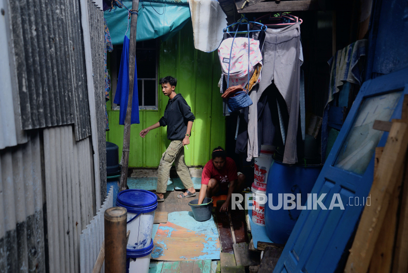 Warga beraktivitas di hunian yang berada diatas laut di kawasan Penjaringan, Jakarta Utara, Senin (30/1/2023). Persentase penduduk miskin di Indonesia sebesar 9,03 persen.