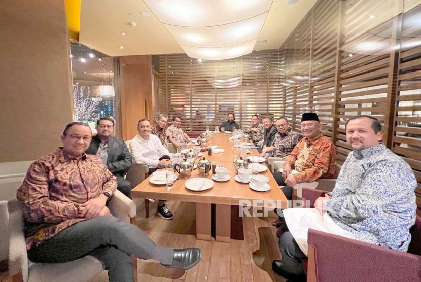Bakal calon presiden (capres) Anies Rasyid Baswedan bertemu dengan Ketua Umum Partai Nasdem, Surya Paloh dan Tim 8 Koalisi Perubahan untuk Persatuan di Grand Hyatt Jakarta, Jakarta, Kamis (24/8/2023) malam. 