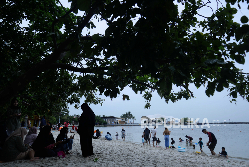 Pengunjung berwisata di Pantai Lagoon, Jakarta, Jumat (3/2/2023). 
