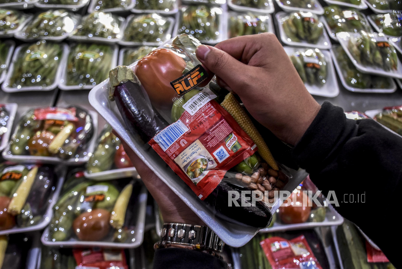 Santri mengemas sayuran di Pondok Pesantren Al Ittifaq, Ciburial, Kecamatan Rancabali, Kabupaten Bandung, Senin (22/6). Pondok pesantren yang memiliki 126 produk pertanian dan peternakan tersebut menerima pembiayaan dari LPDB KUMKM dengan akad mudharabah.