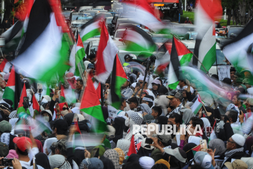 Pengunjuk rasa mengikuti aksi damai solidaritas untuk Palestina di depan Kedutaan Besar Amerika Serikat di Jakarta, Jumat (17/1/2025). Aksi bertajuk Gaza Menang tersebut digelar  untuk merayakan kemenangan  rakyat Palestina setelah disepakatinya gencatan senjata antara pejuang Hamas di Jalur Gaza dengan Zionis Israel. Kesepakatan gencatan senjata yang dimulai pada Ahad (19/1/2025) menandai berakhirnya agresi militer Israel yang telah berlangsung selama lebih dari 460 hari.