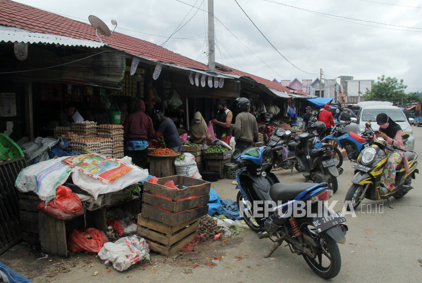 Penjual menawarkan barang dagangannya di pasar baru Mamuju, Sulawesi Barat, Ahad (17/1/2021). Memasuki hari ketiga pasca gempa bumi Mamuju-Majene pasar tradisional kembali beroperasi. 