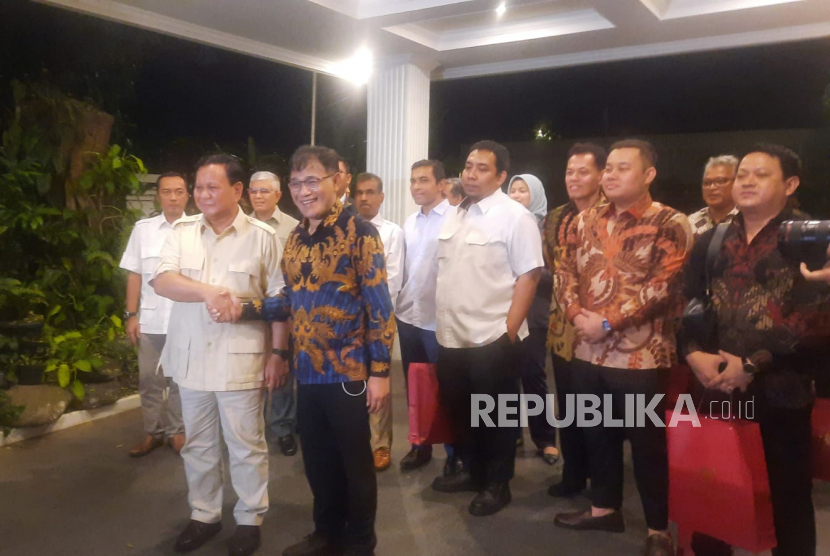 Ketua Umum Partai Gerindra Prabowo Subianto dan politikus PDIP Budiman Sudjatmiko di Jalan Kertanegara, Kebayoran Baru, Jakarta Selatan, Selasa (18/7/2023) malam WIB.