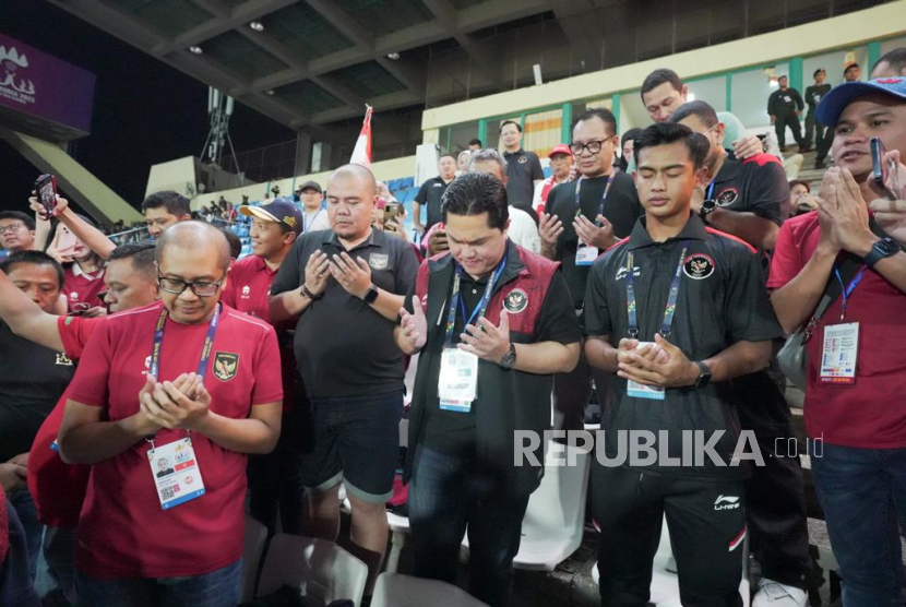 Ketua Umum PSSI Erick Thohir berdoa saat akan dimulainya  pertandingan final sepak bola SEA Games 2023 di National Olympic Stadium, Phnom Penh, Kamboja.