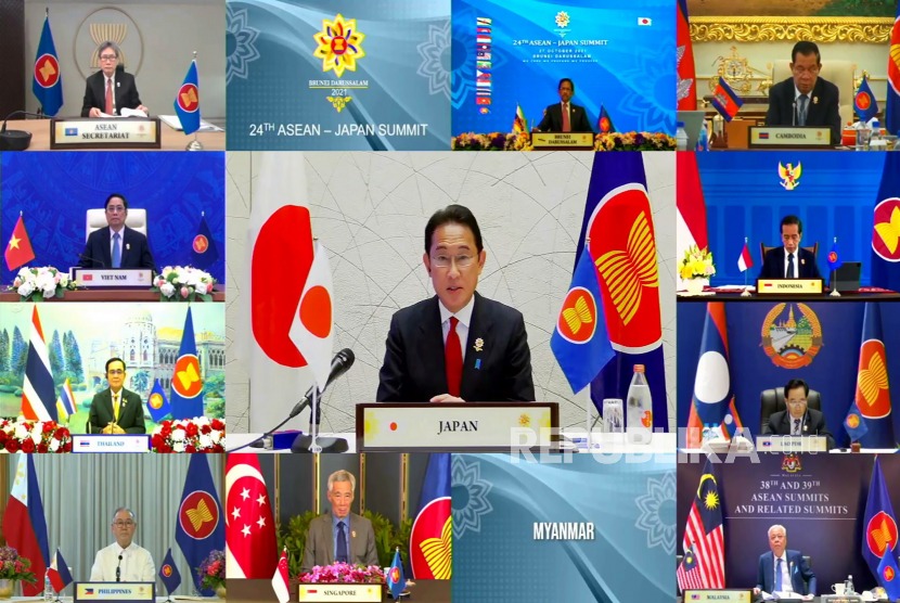 Foto selebaran yang disediakan oleh KTT ASEAN 2021 menunjukkan Perdana Menteri Jepang Fumio Kishida (tengah) menghadiri KTT ASEAN-Jepang.