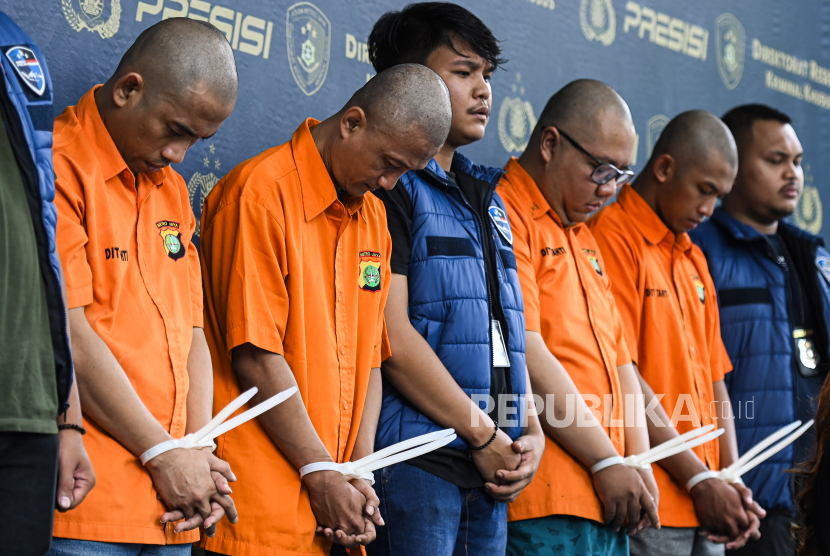 Sejumlah tersangka dihadirkan saat konferensi pers pengungkapan kasus judi online di Direktorat Reserse Kriminal (Ditreskrimsus) Polda Metro Jaya, Jakarta.