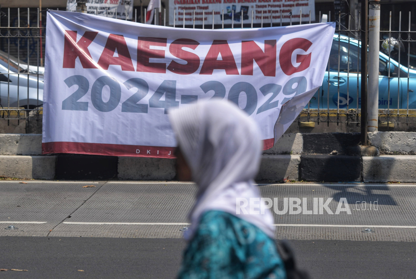 Pejalan kaki melintas didekat spanduk Kaesang 2024-2029 di Kawasan Mampang, Jakarta, Jumat (9/8/2024). Spanduk bertuliskan Kaesang 2024-2029 bermunculan di beberapa beberapa titik sudut Jakarta. Spanduk ini pun dikaitkan sebagai bentuk dukungan kepada Kaesang untuk maju dalam kontestasi pilgub Jakarta 2024. Nama Kaesang pun disebut-sebut  berpotensi menjadi pasangan Ridwan Kamil di Pilgub Jakarta mendatang.