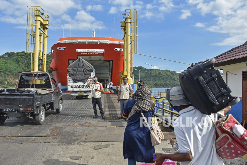 Sejumlah pemudik berjalan menuju kapal fery tujuan Pelabuhan Ketapang, Banyuwangi di Pelabuhan Lembar, Gerung, Lombok Barat, NTB. Polda NTB mencatat pemudik yang melintas di Pelabuhan Lembar mencapai 32 ribu orang.