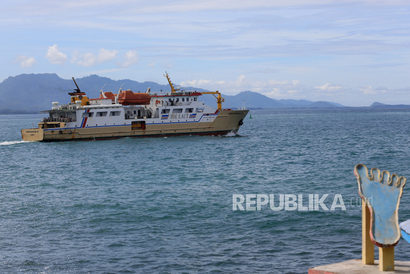 Kapal Perintis atau Tol Laut KM Sabuk Nusantara 110 berlayar menuju pulau terluar Kabupaten Simeulue di kawasan pelabuhan Tapak Tuan, Aceh Selatan, Aceh (ilustrasi). Tol Laut merupakan program pemerintah untuk mobilisasi komoditas dari daerah  