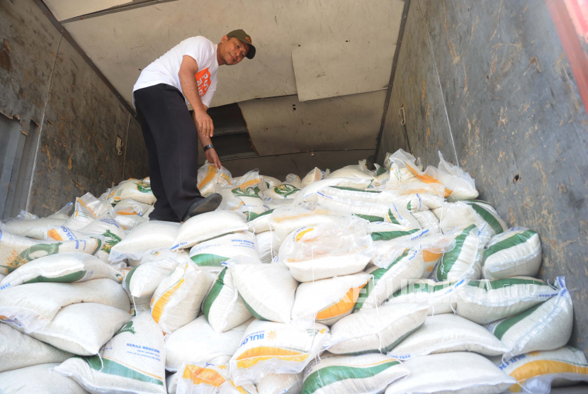 Beras Bulog (ilustrasi). Pemerintah Kabupaten (Pemkab) Konawe, Sulawesi Tenggara atau Sultra, bersama Bulog mengirimkan sebanyak 211 ton beras premium ke Kabupaten Muna Barat (Mubar).