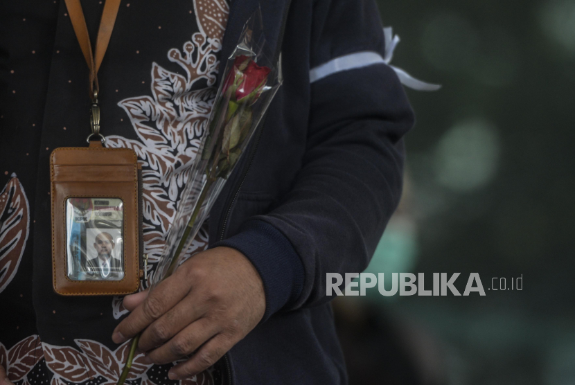 Mantan pegawai KPK yang tidak lolos Tes Wawasan Kebangsaan (TWK) memakai pita putih pada bajunya di Jakarta, Kamis (30/9). Sebanyak 57 pegawai KPK yang tidak lolos TWK resmi diberhentikan kerja mulai Kamis (30/9). Republika/Putra M. Akbar