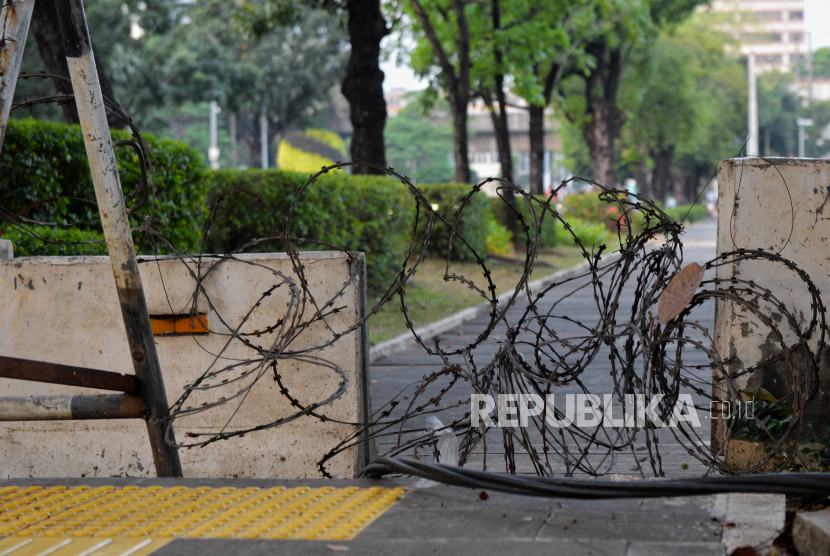 Pejalan kaki terhalang saat melintas di trotoar di depan Kedutaan Besar Amerika Serikat di Jalan Medan Merdeka Selatan, Jakarta Pusat, Rabu (7/6/2023). 