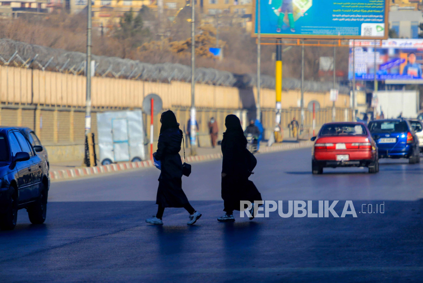  Pelajar perempuan Afghanistan meninggalkan Kabul University di Kabul, Afghanistan, 21 Desember 2022. 